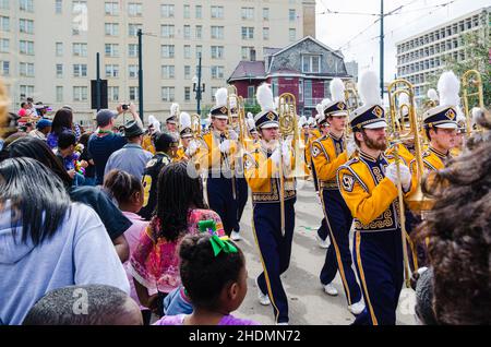 LA NOUVELLE-ORLÉANS, LA - 21 FÉVRIER 2012 : bande de marche LSU à Lee Circle sur Mardi gras (Fat Tuesday) Banque D'Images