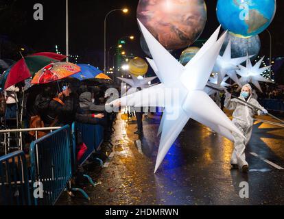 Madrid, Espagne.5th janvier 2022.Les gens participent au défilé des trois Rois à Madrid, en Espagne, le 5 janvier 2022.Credit: Gustavo Valiente/Xinhua/Alamy Live News Banque D'Images