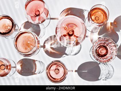 soleil, vin de rose, verres à vin, rayons du soleil, rayons du soleil,rayons de soleil, rayons de soleil, rayons de soleil, rayons de soleil,vins de rose, verres Banque D'Images