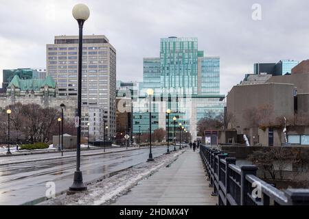 Ottawa, Canada - 16 décembre 2021 : vue sur la ville au centre-ville d'Ottawa.Paysage urbain Banque D'Images