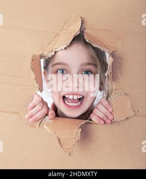 fille, regardant à travers la fenêtre, filles, regardant à travers les fenêtres Banque D'Images