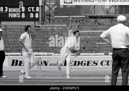 David Acfield Bowling pour Essex, Surrey vs Essex au terrain de cricket ovale, Kennington, Londres, Angleterre, Britannic assurance County Championship, dernier jour du match - 6th juillet 1976. Acfield a pris 7 pour 57. Essex a gagné facilement. Graham Roope (Surrey) est un batteur non frappant. Banque D'Images