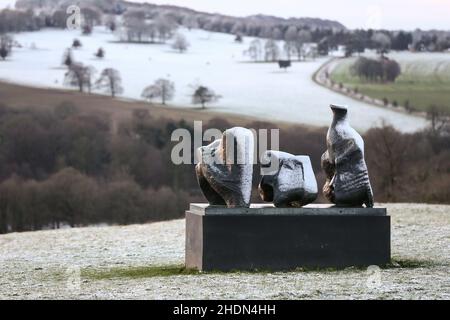 Une forte gelée recouvre la figure inclinable en trois parties de Henry Moore au parc de sculptures du Yorkshire, car les températures glaciales remplacent le doux temps du nouvel an. Banque D'Images