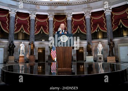 (220106) -- WASHINGTON, le 6 janvier 2022 (Xinhua) -- le président des États-Unis Joe Biden prononce un discours pour souligner l'anniversaire de l'attaque du 6 janvier contre le Capitole, dans le hall de la statuaire du Capitole des États-Unis, à Washington, DC, aux États-Unis, le 6 janvier 2022.Joe Biden a déclaré jeudi que les Américains doivent s'assurer d'une telle attaque comme celle lancée il y a un an sur le Capitole des États-Unis, « ne se passe jamais plus » car le pays semble plus divisé que jamais.(Greg Nash/Pool via Xinhua) Banque D'Images
