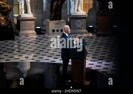 (220106) -- WASHINGTON, le 6 janvier 2022 (Xinhua) -- le président des États-Unis Joe Biden prononce un discours pour souligner l'anniversaire de l'attaque du 6 janvier contre le Capitole, dans le hall de la statuaire du Capitole des États-Unis, à Washington, DC, aux États-Unis, le 6 janvier 2022.Joe Biden a déclaré jeudi que les Américains doivent s'assurer d'une telle attaque comme celle lancée il y a un an sur le Capitole des États-Unis, « ne se passe jamais plus » car le pays semble plus divisé que jamais.(Jabin Botsford/Pool via Xinhua) Banque D'Images