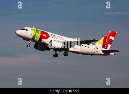 TAP Air Portugal Airbus A319 CS-TTK décollage de l'aéroport de Barcelone Banque D'Images