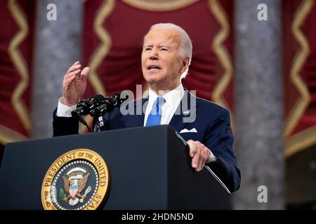 (220106) -- WASHINGTON, le 6 janvier 2022 (Xinhua) -- le président des États-Unis Joe Biden prononce un discours pour souligner l'anniversaire de l'attaque du 6 janvier contre le Capitole, dans le hall de la statuaire du Capitole des États-Unis, à Washington, DC, aux États-Unis, le 6 janvier 2022.Joe Biden a déclaré jeudi que les Américains doivent s'assurer d'une telle attaque comme celle lancée il y a un an sur le Capitole des États-Unis, « ne se passe jamais plus » car le pays semble plus divisé que jamais.(Michael Reynolds/Pool via Xinhua) Banque D'Images