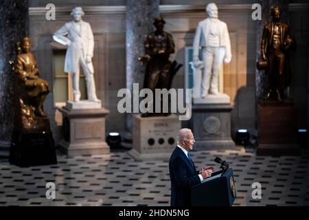 (220106) -- WASHINGTON, le 6 janvier 2022 (Xinhua) -- le président des États-Unis Joe Biden prononce un discours pour souligner l'anniversaire de l'attaque du 6 janvier contre le Capitole, dans le hall de la statuaire du Capitole des États-Unis, à Washington, DC, aux États-Unis, le 6 janvier 2022.Joe Biden a déclaré jeudi que les Américains doivent s'assurer d'une telle attaque comme celle lancée il y a un an sur le Capitole des États-Unis, « ne se passe jamais plus » car le pays semble plus divisé que jamais.(Jabin Botsford/Pool via Xinhua) Banque D'Images