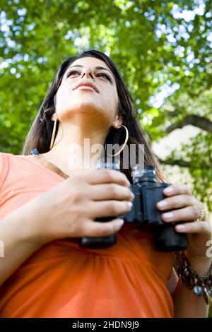 jeune femme, jumelles, observation des oiseaux, fille, filles,femme, jeunes femmes Banque D'Images