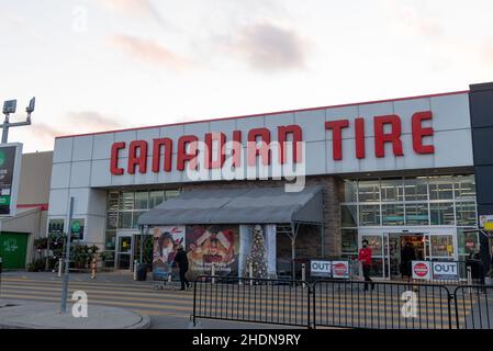 Toronto, ON, Canada – le 2 janvier 2022 : vitrine Canadian tire.Canadian tire est une société de détail canadienne dont le siège social est situé à Toronto. Banque D'Images