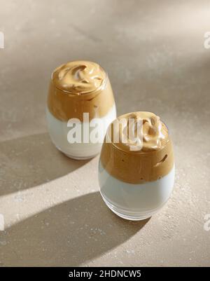 Deux verres de café Dalgona sur fond beige de table de cuisine Banque D'Images