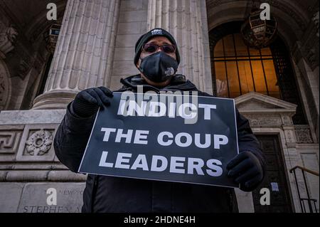 ÉTATS-UNIS.06th janvier 2022.Des dizaines de militants pro-démocratie se sont joints aux membres de Rise et résistent aux marches de la bibliothèque publique de New York le 6 janvier 2022, un an après l'insurrection violente à Washington DC cherchant à renverser les résultats des élections,Demander à Merrick Garland et au ministère de la Justice d'agir rapidement pour enquêter sur les chefs du coup d'État et d'inculper les responsables.(Photo par Erik McGregor/Sipa USA) crédit: SIPA USA/Alay Live News Banque D'Images