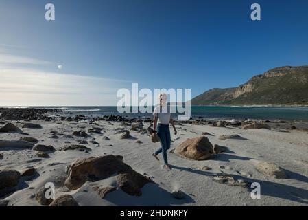 Jeune belle femme caucasienne marchant sur la plage de sable sur la côte dans le Cap occidental Banque D'Images