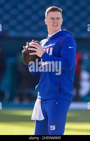 Philadelphie, Pennsylvanie, États-Unis.26th décembre 2021.Le quarterback des New York Giants Brian Lewerke se réchauffe avant le match contre les Philadelphia Eagles le 26 décembre 2021 à Lincoln Financial Field.(Image de crédit : © Debby Wong/ZUMA Press Wire) Banque D'Images