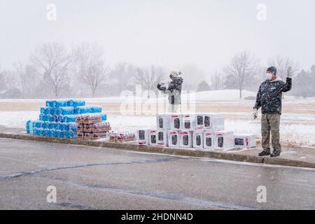 Lafayette, CO États-Unis - 31 décembre 2021 : des bénévoles aident la Croix-Rouge au YMCA après que le Marshall Fire ait décimé les quartiers locaux Banque D'Images