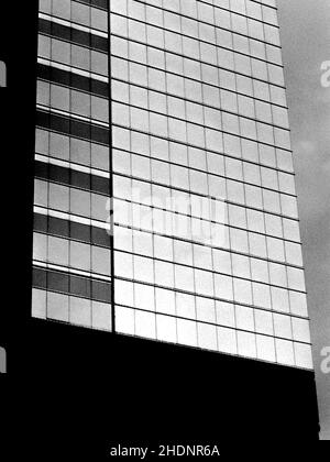 Image verticale en niveaux de gris des détails architecturaux et de l'art de la rue de Guangzhou, Chine Banque D'Images