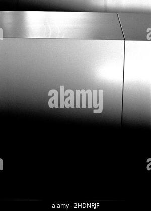 Image verticale en niveaux de gris des détails architecturaux et de l'art de la rue de Guangzhou, Chine Banque D'Images