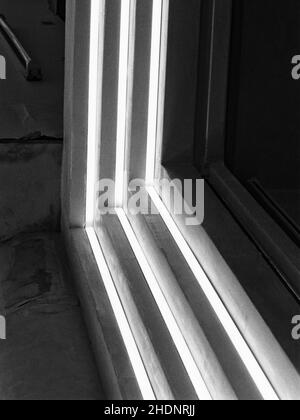 Image verticale en niveaux de gris des détails architecturaux et de l'art de la rue de Guangzhou, Chine Banque D'Images