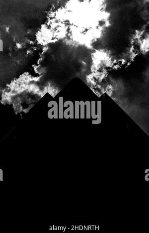 Image verticale en niveaux de gris des détails architecturaux et de l'art de la rue de Guangzhou, Chine Banque D'Images