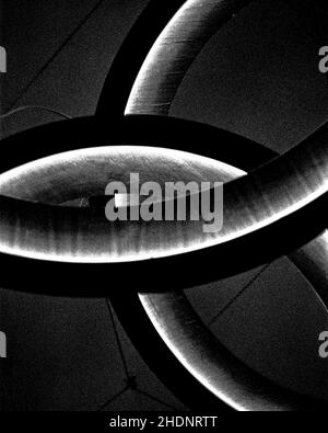 Image verticale en niveaux de gris des détails architecturaux et de l'art de la rue de Guangzhou, Chine Banque D'Images