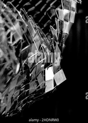 Image verticale en niveaux de gris des détails architecturaux et de l'art de la rue de Guangzhou, Chine Banque D'Images