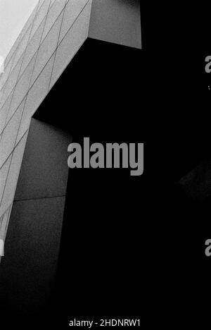 Image verticale en niveaux de gris des détails architecturaux et de l'art de la rue de Guangzhou, Chine Banque D'Images