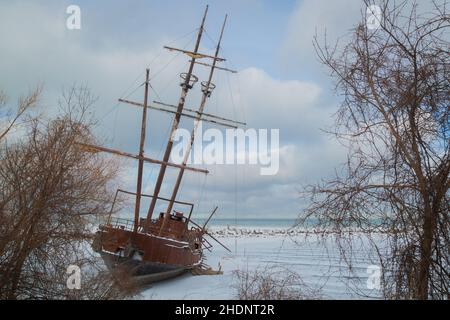 Navire abandonné, la Grande Hermine, gelé dans le port de Jordan, Ontario, Canada Banque D'Images