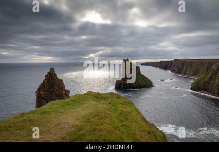 Des poutres de soleil se trouvent au sommet d'une falaise, le long de John O'Groats Trail, à Caithness, en Écosse Banque D'Images
