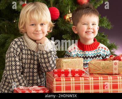 garçon, veille de noël, cadeau de noël, garçons, chevets de noël,cadeau de noël, cadeaux de noël Banque D'Images