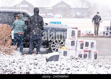 Lafayette, CO États-Unis - 31 décembre 2021 : des bénévoles aident la Croix-Rouge au YMCA après que le Marshall Fire ait décimé les quartiers locaux Banque D'Images