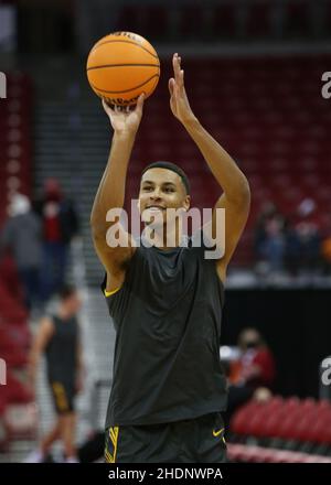 Madison, WI, États-Unis.06th janvier 2022.Iowa Hawkees avance Keegan Murray (15) lors du match de basket-ball NCAA entre les Iowa Hawkees et les Wisconsin Badgers au Kohl Center de Madison, WISCONSIN.Darren Lee/CSM/Alamy Live News Banque D'Images
