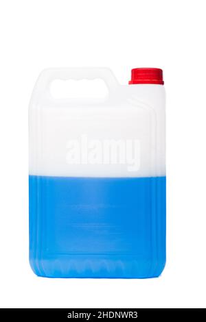 Liquide de refroidissement antigel dans un bidon en plastique de 5 litres.Liquide bleu pour moteur de voiture.Conteneur à moitié plein ou à moitié vide isolé sur fond blanc. Banque D'Images