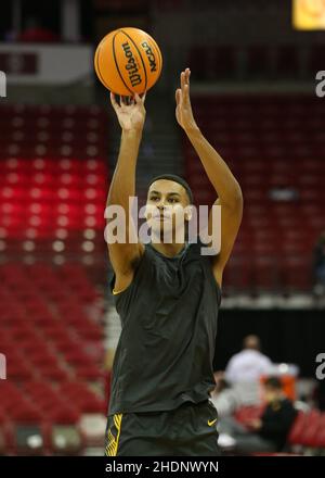 Madison, WI, États-Unis.06th janvier 2022.Iowa Hawkees avance Keegan Murray (15) lors du match de basket-ball NCAA entre les Iowa Hawkees et les Wisconsin Badgers au Kohl Center de Madison, WISCONSIN.Darren Lee/CSM/Alamy Live News Banque D'Images