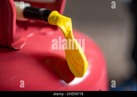 Accent sélectif sur le bord d'un ballon gonflable fixé à un réservoir d'hélium. Banque D'Images