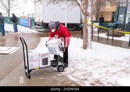 Lafayette, CO États-Unis - 31 décembre 2021 : des bénévoles aident la Croix-Rouge au YMCA après que le Marshall Fire ait décimé les quartiers locaux Banque D'Images