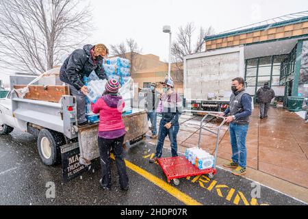 Lafayette, CO États-Unis - 31 décembre 2021 : des bénévoles aident la Croix-Rouge au YMCA après que le Marshall Fire ait décimé les quartiers locaux Banque D'Images