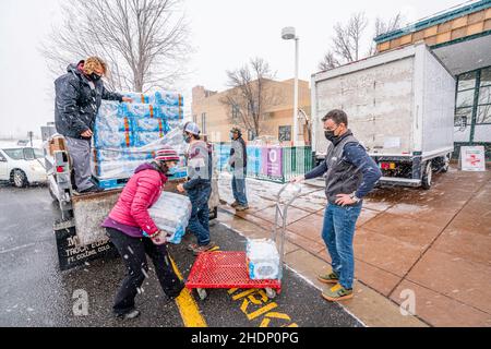 Lafayette, CO États-Unis - 31 décembre 2021 : des bénévoles aident la Croix-Rouge au YMCA après que le Marshall Fire ait décimé les quartiers locaux Banque D'Images