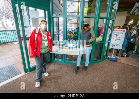 Lafayette, CO États-Unis - 31 décembre 2021 : des bénévoles aident la Croix-Rouge au YMCA après que le Marshall Fire ait décimé les quartiers locaux Banque D'Images