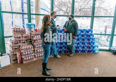 Lafayette, CO États-Unis - 31 décembre 2021 : des bénévoles aident la Croix-Rouge au YMCA après que le Marshall Fire ait décimé les quartiers locaux Banque D'Images