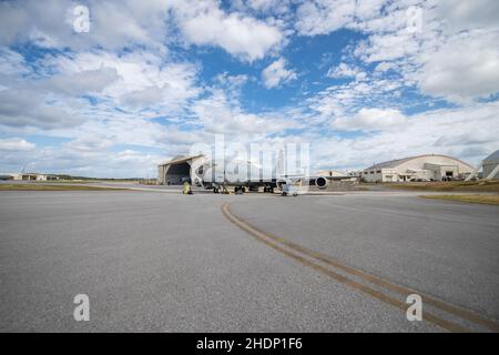 Un escadron de ravitaillement en vol KC-135 Stratotanker 909th se prépare au décollage à l'appui de l'opération Iron Dagger à la base aérienne de Kadena, au Japon, le 8 décembre 2021.Pendant Iron Dagger, la U.S. Air Force a intégré le F-35B Lightning IIS du Marine corps des États-Unis du Marine Aircraft Group 12 afin de renforcer les partenariats et d'améliorer les capacités communes, assurant ainsi une Indo-Pacific libre et ouverte.(É.-U.Photo de la Force aérienne par Airman 1st classe Cesar J. Navarro) Banque D'Images