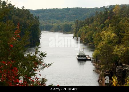 Scène de la rivière Sainte-Croix avec la Reine des chutes du Taylors ancrée sur les Dalles de la Sainte-Croix, parc national Interstate, chutes du Taylors, Minnesota.- 20 septembre 2009 Banque D'Images