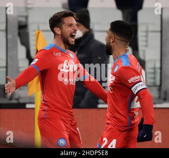 Turin, Italie.6th janvier 2022.Napoli Dries Mertens (L) célèbre son but lors d'un match de football série A entre le FC Juventus et Napoli à Turin, Italie, le 6 janvier 2022.Credit: Federico Tardito/Xinhua/Alamy Live News Banque D'Images