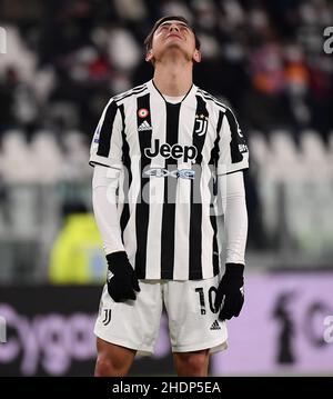 Turin, Italie.6th janvier 2022.Paulo Dybala du FC Juventus réagit lors d'un match de football de série Entre le FC Juventus et Napoli à Turin, en Italie, le 6 janvier 2022.Credit: Federico Tardito/Xinhua/Alamy Live News Banque D'Images