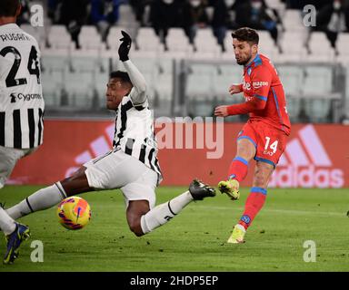 Turin, Italie.6th janvier 2022.Napoli Dries Mertens (R) marque son but lors d'un match de football de série A entre le FC Juventus et Napoli à Turin, Italie, le 6 janvier 2022.Credit: Federico Tardito/Xinhua/Alamy Live News Banque D'Images