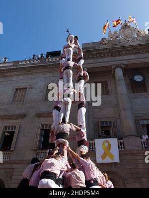 Castellers font castell près du bâtiment ayuntamiento pendant la Merca à Barcelone Banque D'Images