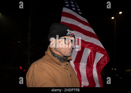 Woodstock, GA, États-Unis.6th janvier 2022.Géorgie les partisans républicains de l'ancien président Donald Trump se réunissent dans un parc du comté de Cherokee au nord d'Atlanta pour une veillée de prière en l'honneur des « patriotes » présents à la manifestation du 6 janvier 2021 au Capitole des États-Unis.Cette veillée a été organisée par le groupe look Ahead America avec des veils aux chandelles dans tout le pays pour honorer les prisonniers politiques et tous ceux qui ont été persécutés politiquement à la suite des manifestations du 6th janvier, et pour commémorer également la mort d'Ashli Babbitt et de Rosanne Boyland.(Image de crédit : © Robin Rayne/ZUMA Press Wire) Banque D'Images