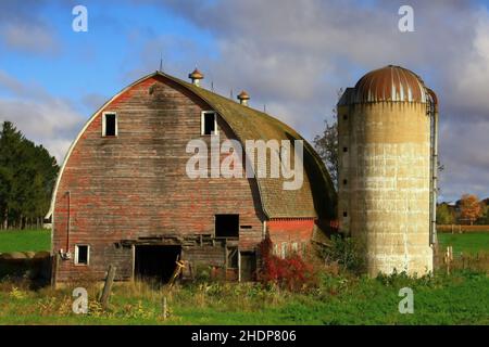 Grange rouge rustique et silo à l'automne de l'année.- 2 octobre 2010 Banque D'Images