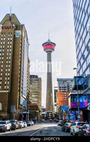 CALGARY, CANADA - le 13 NOVEMBRE 2021 : l'emblématique tour de Calgary a été construite pour célébrer le centenaire du Canada en 1967.Ouvert en 1968, le 627 pieds de haut ob Banque D'Images
