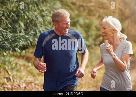 sourire, courir, couple plus âgé, sourire, jogging,courez, couples plus âgés Banque D'Images