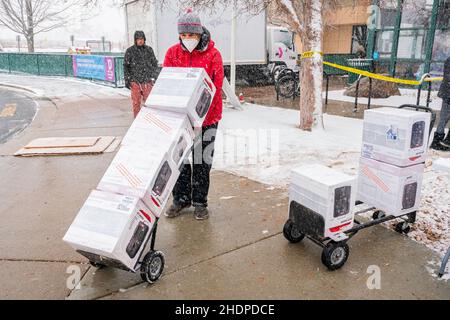 Lafayette, CO États-Unis - 31 décembre 2021 : des bénévoles aident la Croix-Rouge au YMCA après que le Marshall Fire ait décimé les quartiers locaux Banque D'Images